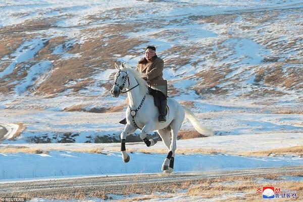تصاویر و ویدیو، کیم سوار بر اسب در کوه مقدس؛ آیا تصمیم مهمی در راه است؟