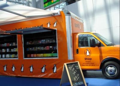 کتابفروشی کامیون های پنگوئن در سطح شهر، عکس