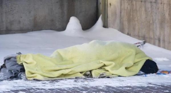 یخ زدگی عکاس معروف فرانسوی، 8 ساعت بی اعتنایی رهگذران