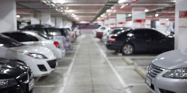 قوانین پارک موتور و ماشین در یک پارکینگ